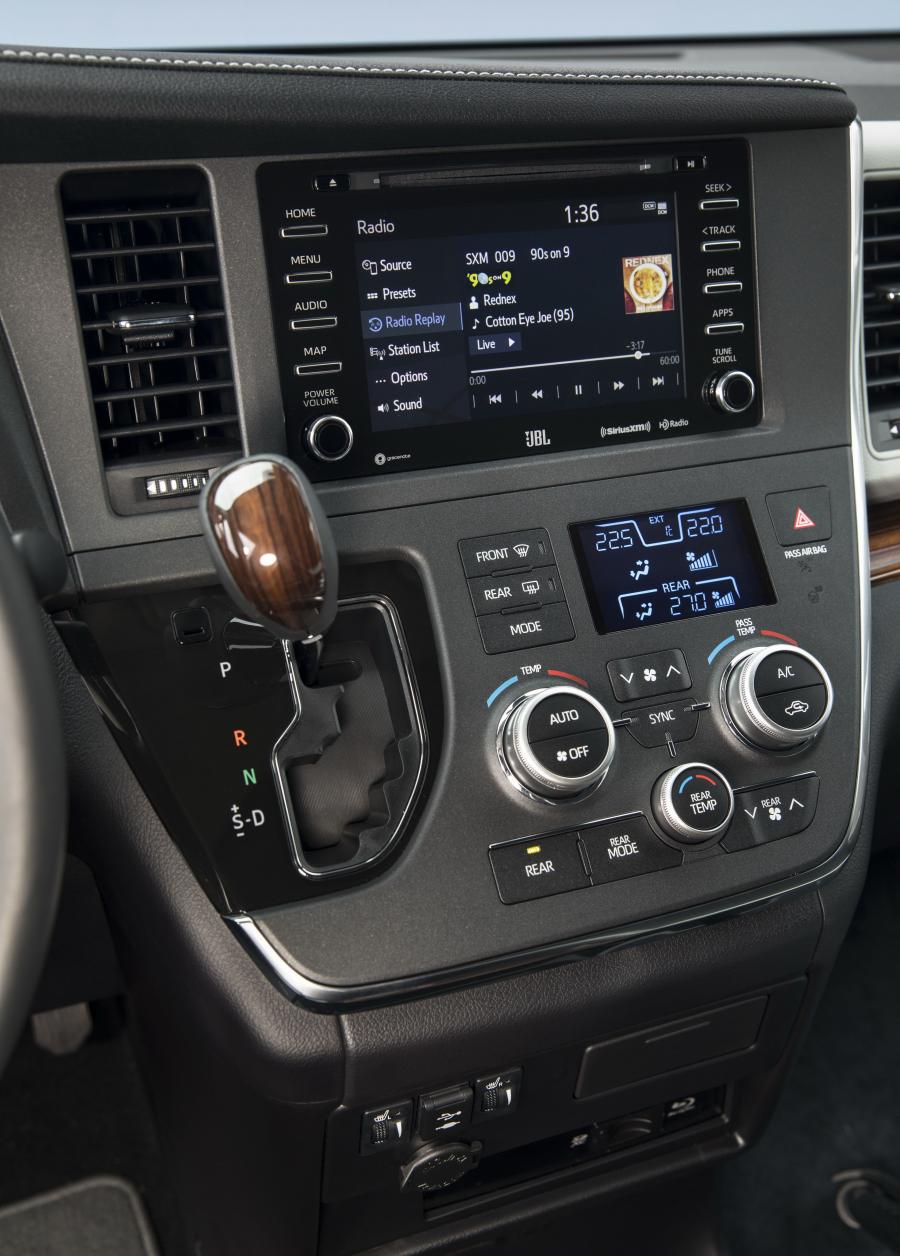 Детали интерьера Toyota Sienna Limited (XL30) 2017 года  (фото 14 из 31)